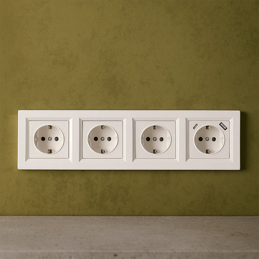 Nova IV három földelt csatlakozóaljzat dugalj USB csatlakozóval fehér kerettel