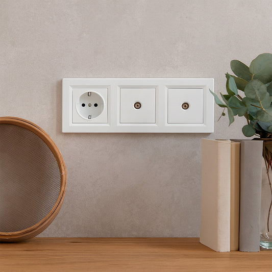 Nova III földelt csatlakozóaljzat dugalj kettő TV csatlakozóval fehér kerettel